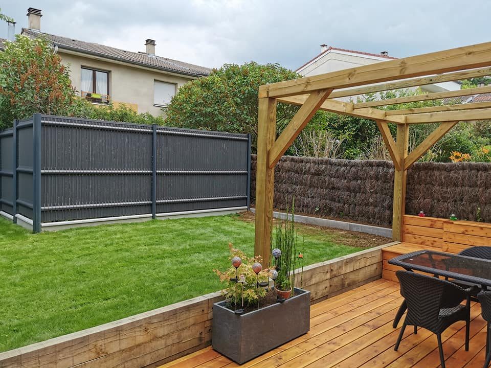 Terrasse en bois avec pergola, bacs en traverses et pelouse