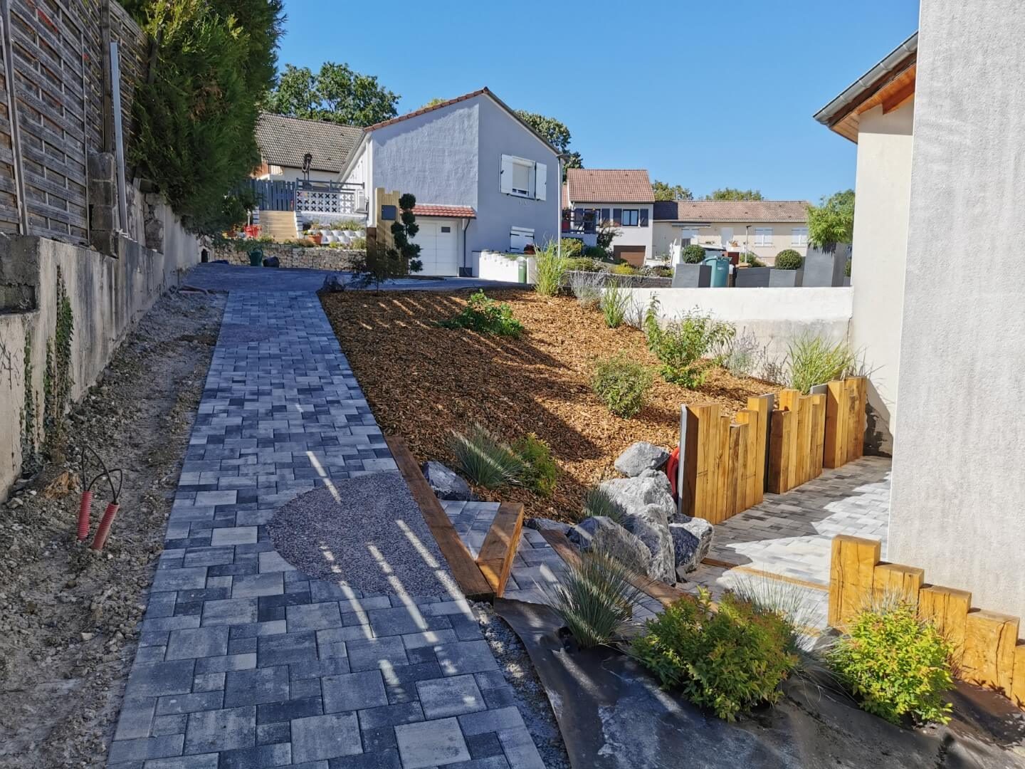 Allée en pavés, traverses de chêne et massif paillé réalisés par JCR Paysage