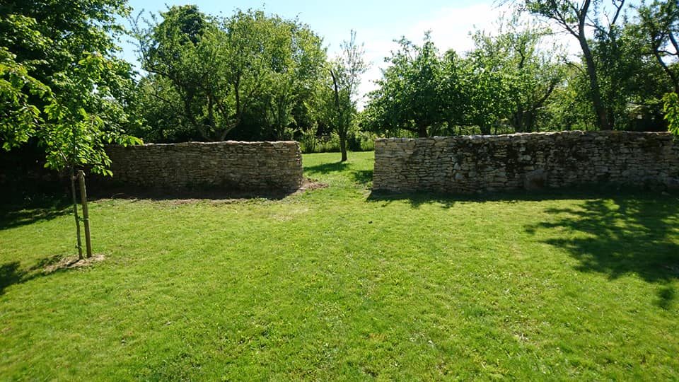Muret en pierre sèche remonté