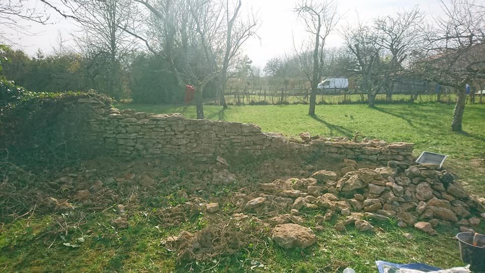Muret en pierre pendant le chantier